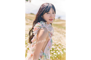 日向坂46・河田陽菜、ドレス姿の可憐なショット!デンマークのお花畑で撮影したポストカードが公開 画像