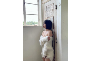 元SKE48・北野瑠華、胸元セクシーな“もこもこニット”オフショに反響! 画像