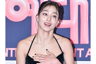 TWICE・ジヒョ、黒インナーウェア“丸見え”の大胆私服に反響！女優妹と密着ツーショットも【PHOTO】 画像