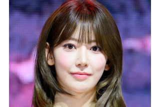 LE SSERAFIM・宮脇咲良、へそチラの“穴あき”トップス姿に反響続々「一目惚れしました…」【PHOTO】 画像