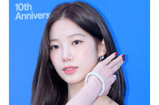 そんなところ開いてていいの？LE SSERAFIM・カズハ、大胆カットアウト衣装に視線釘付け！「やばい」【PHOTO】 画像