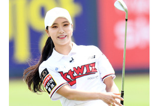 “純白ミニスカ”でしゃがみ込んで…ミス・コリア出身ゴルファー、美脚チラリの近況SHOTにファン虜【PHOTO】 画像
