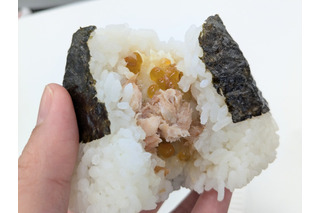 ファミマ、老舗ぼんご監修おむすび新発売！“握らない技”を機械で再現する新次元へ 画像