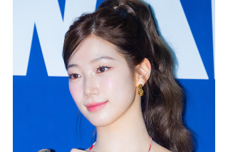 LE SSERAFIM・カズハ、ざっくり肩見せニット姿で魅了…アンニュイな表情にファンため息【PHOTO】 画像