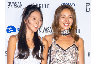 本当に14歳…？秋山成勲の娘サランちゃん、モデル母譲りの美貌＆スタイル際立つ“成熟ビジュアル”に視線集中【PHOTO】 画像