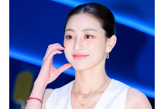 TWICE・ジヒョ、“女優の実妹”との仲良し2SHOT公開！自然体な姿にファン歓喜「最高すぎる」【PHOTO】 画像