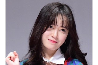 見えてる？韓国版『花より男子』女優、ピンクワンピ姿で体育座り…真っ白美脚が露わに【PHOTO】 画像