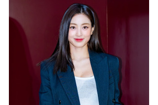 TWICE・ジヒョ、“超ミニ丈”ボトムスで生脚全開に！小麦肌際立つ太ももクロスSHOT【PHOTO】 画像