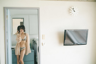 SKE48・入内嶋涼、ランジェリー姿の無防備な「歯磨き」ショット公開！ 画像