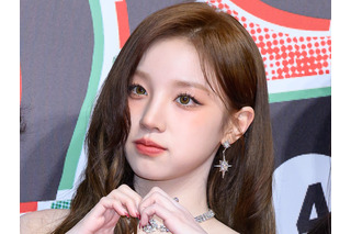 アイドルらしからぬ“大胆露出”… i-dle・ウギ、みぞおちまで開いたドレス姿にファン騒然「気絶する」【PHOTO】 画像