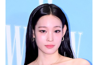 「布1枚だけ…?!」財閥令嬢K-POPアイドル・アニー、危険な“大胆バックレス”衣装で美背中全開【PHOTO】 画像