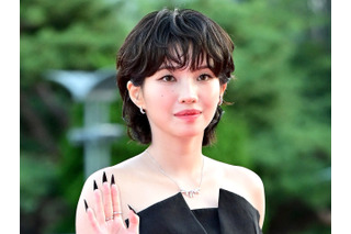 i-dle・ソヨン、むき出しの背中から露わになったタトゥーに注目！妖艶さたっぷりの表情で魅了【PHOTO】 画像