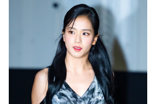 BLACKPINK・ジス、“透けタイツ”映えるミニ丈から美脚がスラリ…完璧スタイルに視線集中【PHOTO】 画像