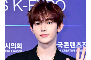 日本の自販機前ですら絵になる…ZEROBASEONEジャン・ハオ、“完璧ビジュアル”に反響「めろい」【PHOTO】 画像