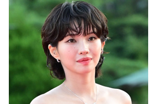 「ずり落ちない…？」i-dle・ソヨン、危険な“紐なし”ドレスに視線釘付け…背中のタトゥーもあらわに【PHOTO】 画像