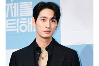 “電撃結婚”が話題を集めた俳優ユン・バク、結婚から2年で第1子誕生へ「新しい命を迎える」 画像