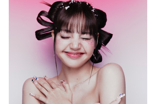 BLACKPINK・リサ、“クリスマスプレゼント級”の尊さにファン悶絶…キュートなホリデーショット公開【PHOTO】 画像