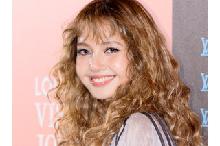 首には“新しいタトゥー”が！ BLACKPINK・リサ、妖艶さも愛らしさも見せる未公開写真を次々と投稿【PHOTO】 画像