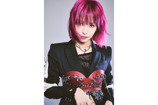 LiSA、デビュー15周年を記念したカレンダー発売！厳選撮り下ろしカットも収録 画像