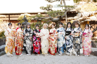 NMB48キャプテン・塩月希依音ら新成人メンバー10人が華やかな晴れ着姿に！「二十歳のつどい」に登場 画像