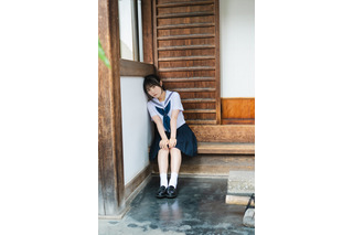 「ラブライブ！」声優・坂倉花、爽やかな制服姿を披露！「遅れてやってきた修学旅行」をコンセプトにした1st写真集が発売決定 画像
