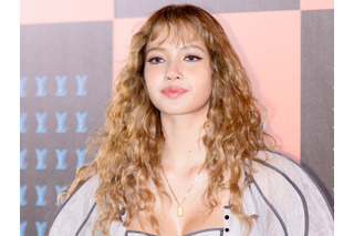 BLACKPINK・リサ、ブラトップ透け見え“大胆衣装”で色気爆発！ヘルシーボディに視線集中【PHOTO】 画像