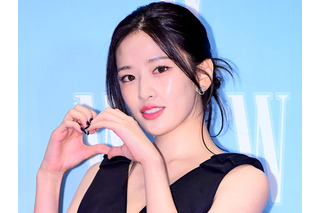 IVE・ユジン、海辺のスイムウェア姿に視線釘付け！「やばい」「アロハ美女」と反響【PHOTO】 画像