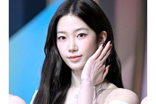 布面積少なすぎ？LE SSEAFIM・カズハ、“美背中全開”ドレスに釘づけ「息できない」「えぐぅぅぅう」 画像