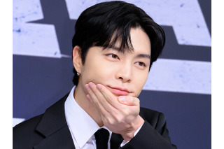 NCT・ジャニー、迫力満点の“上腕二頭筋”を披露！ユニフォーム姿で魅力全開「ギャップにやられた…」 画像