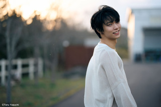 羽生結弦、マジックアワーの振り返りショット！最新写真集『羽』から先行カット公開 画像
