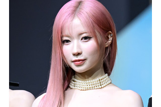 見えちゃいそう…日本人K-POPアイドル、“危険な寝そべりポーズ”でファンを虜に「ヤバい」「美しすぎる」 画像