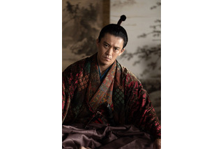 大河ドラマ『豊臣兄弟！』織田信長役・小栗旬「仲野太賀の演技に心を動かされました」 画像