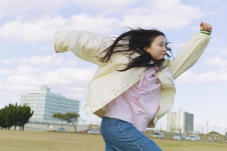 稲垣来泉、『B.L.T.』で初連載！“日常の動作”をテーマにした「被写体表現」企画 画像