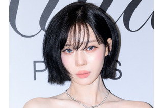 aespa・ウィンター、“美デコルテ”際立つ純白ドレスでイベントに登場！優雅なオーラで魅了 画像