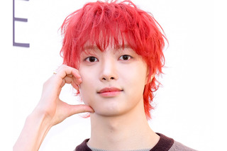 &TEAM・EJ（ウィジュ）、赤髪に“大胆イメチェン”で雰囲気激変！モデル級スタイルにも視線集中 画像
