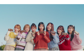 FRUITS ZIPPER、バレンタインに“ピュア”な想い伝える！可愛すぎる私服風衣装で明治新CMに登場 画像