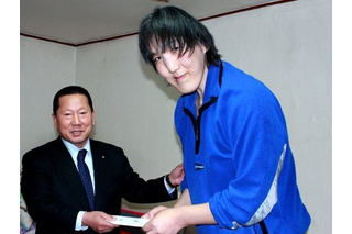 バスケ選手として活躍も晩年は経済的困難まで…「巨人症」に苦しんだ205cmの“韓国最高身長女性”、3周忌 画像