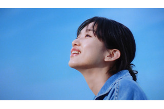 河合優実、「サントリー生ビール」新メッセンジャーに就任！新CMで坂本九さんの名曲「上を向いて歩こう」を口ずさむ！ 画像