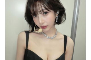 「これは反則」グラマラスボディに視線集中　黒ドレス姿のジョイ、“控室ショット”の破壊力がスゴい 画像