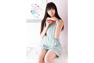 日向坂46・宮地すみれ、20歳最初のソログラビア！私服風衣装でリラックスした姿見せる 画像