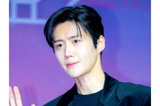 中絶強要疑惑の際にも非公開　仏コスメブランド、脱税疑惑の俳優キム・ソンホへの“再び”削除 画像