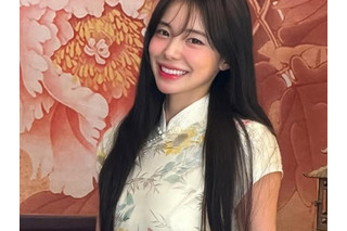 極短チャイナドレスで大胆“しゃがみ”ポーズ…韓国チア イ・ダヘのスリルたっぷりギリギリ近況ショット 画像