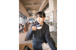のん、カフェでのリラックスショット公開！ファン「笑顔が、大人びてきた！？」「おしゃれな隙間写真」 画像