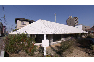 360度ガラス張りで庭を一望！ 近未来の平屋を紹介『住人十色』 画像