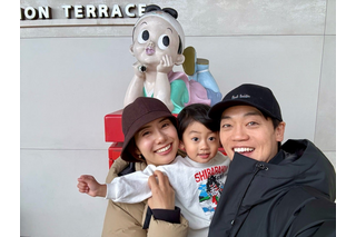 おばたのお兄さん、妻・山崎夕貴アナの実家岡山へ帰省！長男との密着3ショット公開 画像