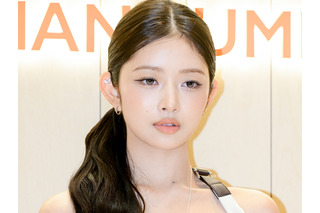 胸元にピアス…？IVE・レイ、色気溢れる大胆スタイリングにファン驚き「え?!」「心臓に悪い」 画像