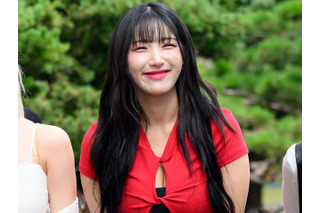 ボリューム感半端ない！チョウォン、胸元にハラハラ…キュッと絞られた衣装で際立つ“恵体” 画像