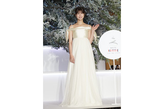 生見愛瑠、ロングドレスの大胆スリットから美脚！後ろ姿に反響 画像