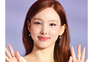 「ヤバイよ…」TWICE・ナヨン、“胸元パックリ”衣装でしゃがむ大胆ポーズに視線釘付け！ 画像