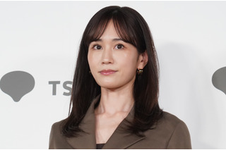 前田敦子、最新写真集でヒップや背中を大胆披露…露出には抵抗なくむしろ「楽しくて」！？ 画像